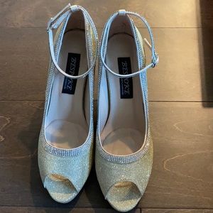 100% hand-made heels shoes. size 7. NEVER wear !!! Gold Color